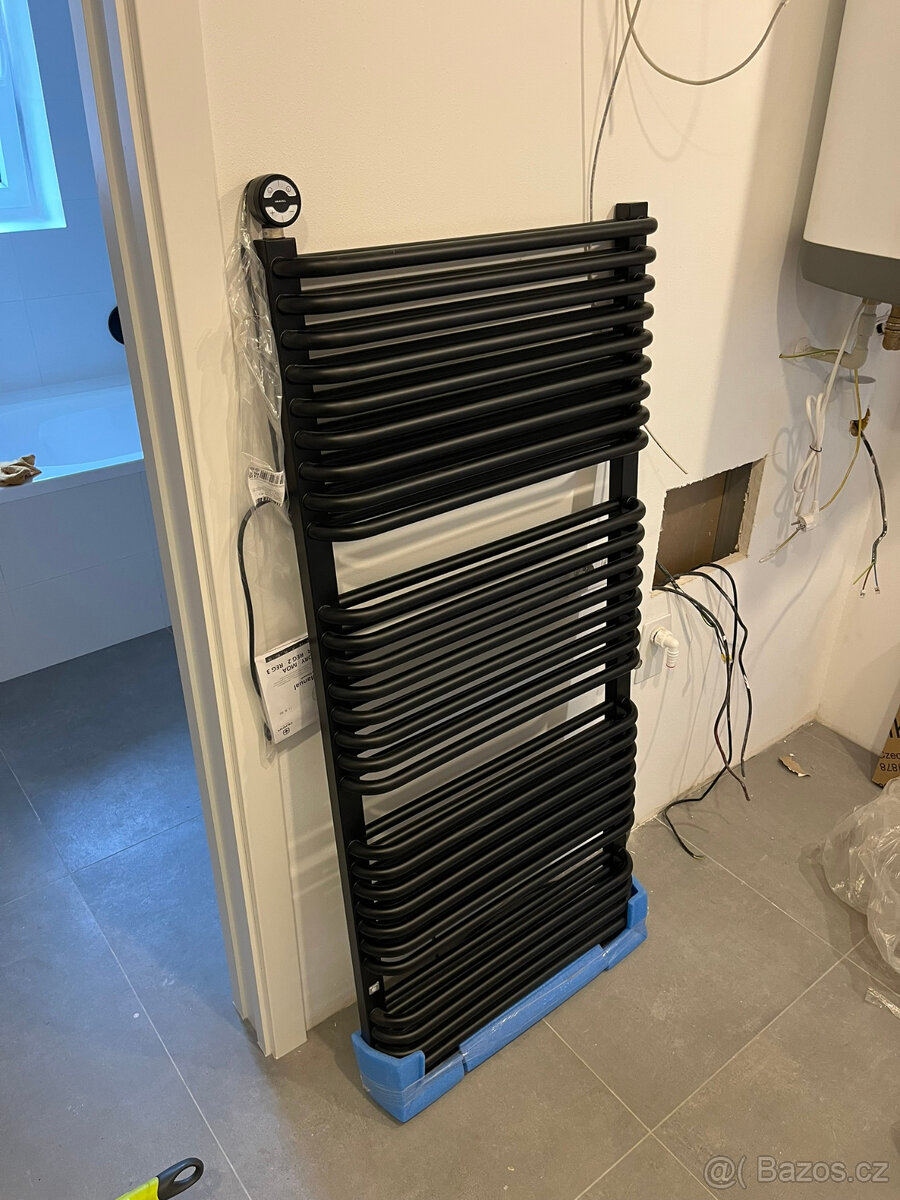 Koupelnovy radiator TERMA TYTUS černý 1420x640