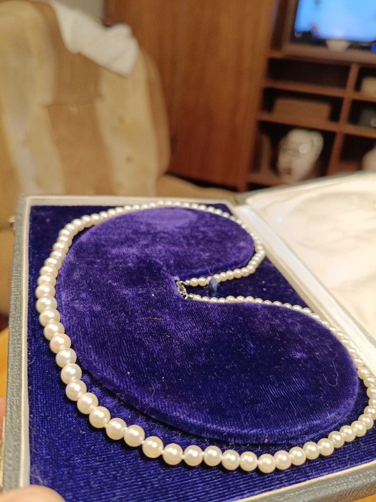 Perlový náhrdelník z 20-tých let. 100 perel Akoya a zlato