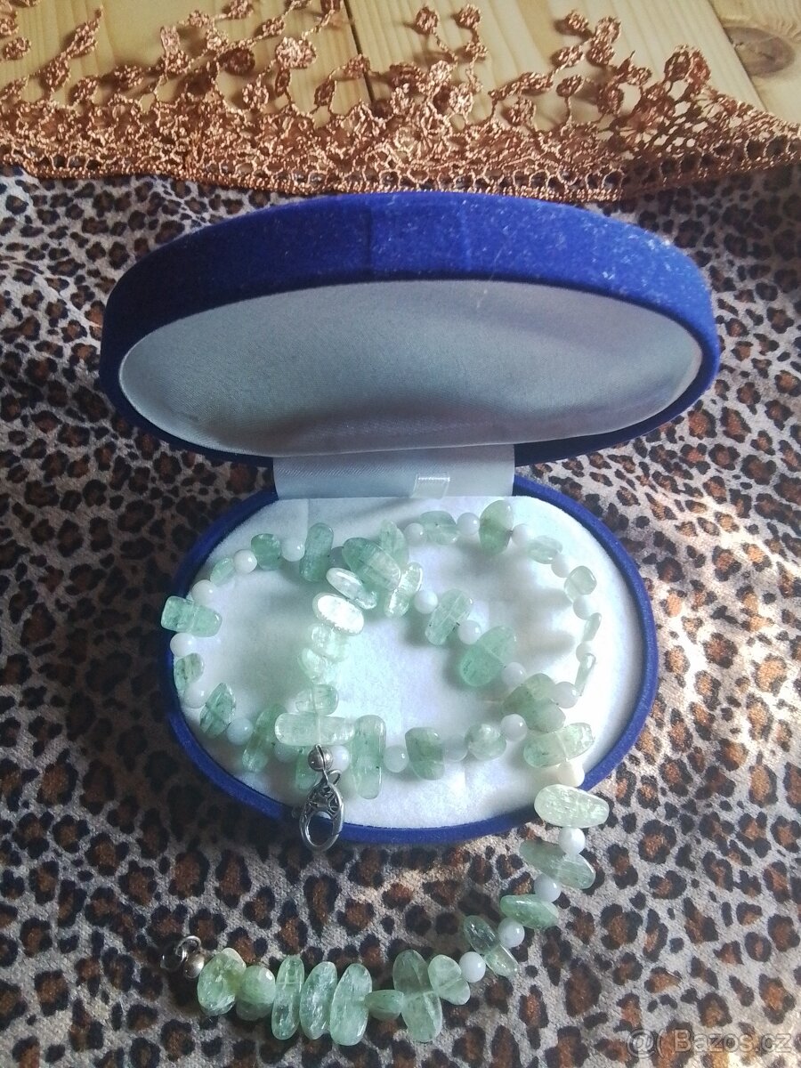 Nahrdelnik , zeleny kyanit a kristal