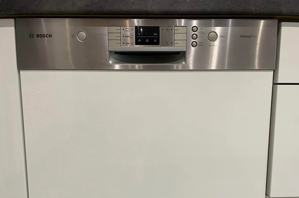 Bosch vestavná myčka 3 koše, příborová zásuvka