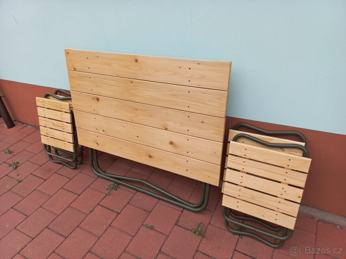 Dřevěný skládací vojenský stůl a 4 skládací stoličky