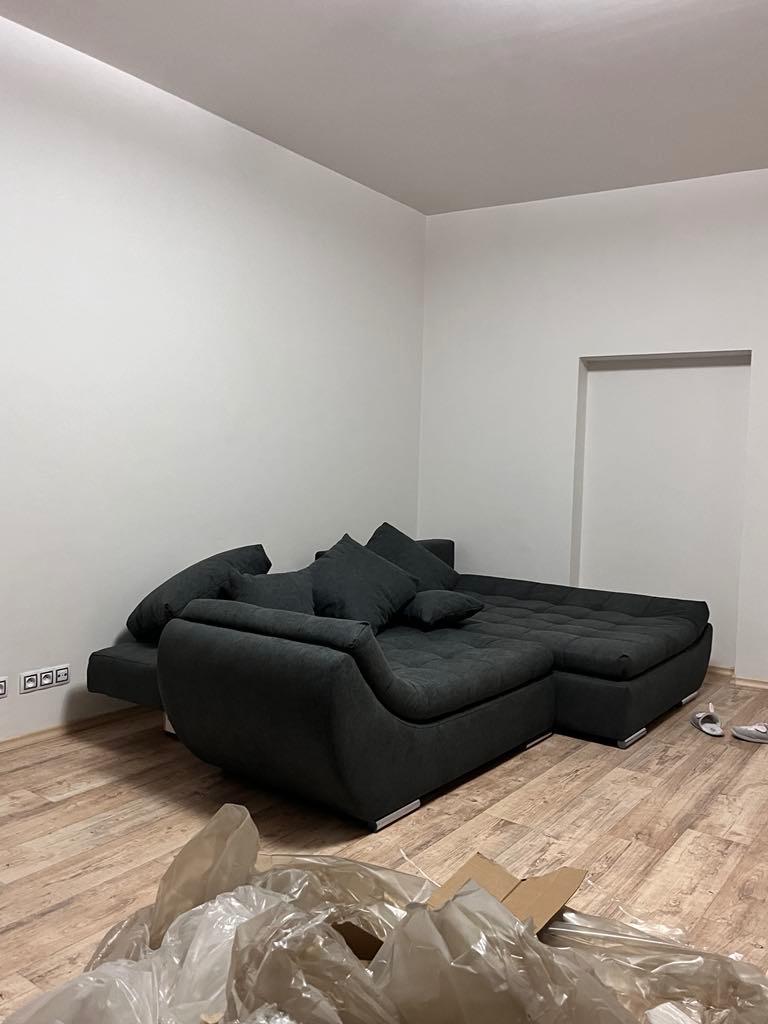 Téměř nová šedá rohová pohovka