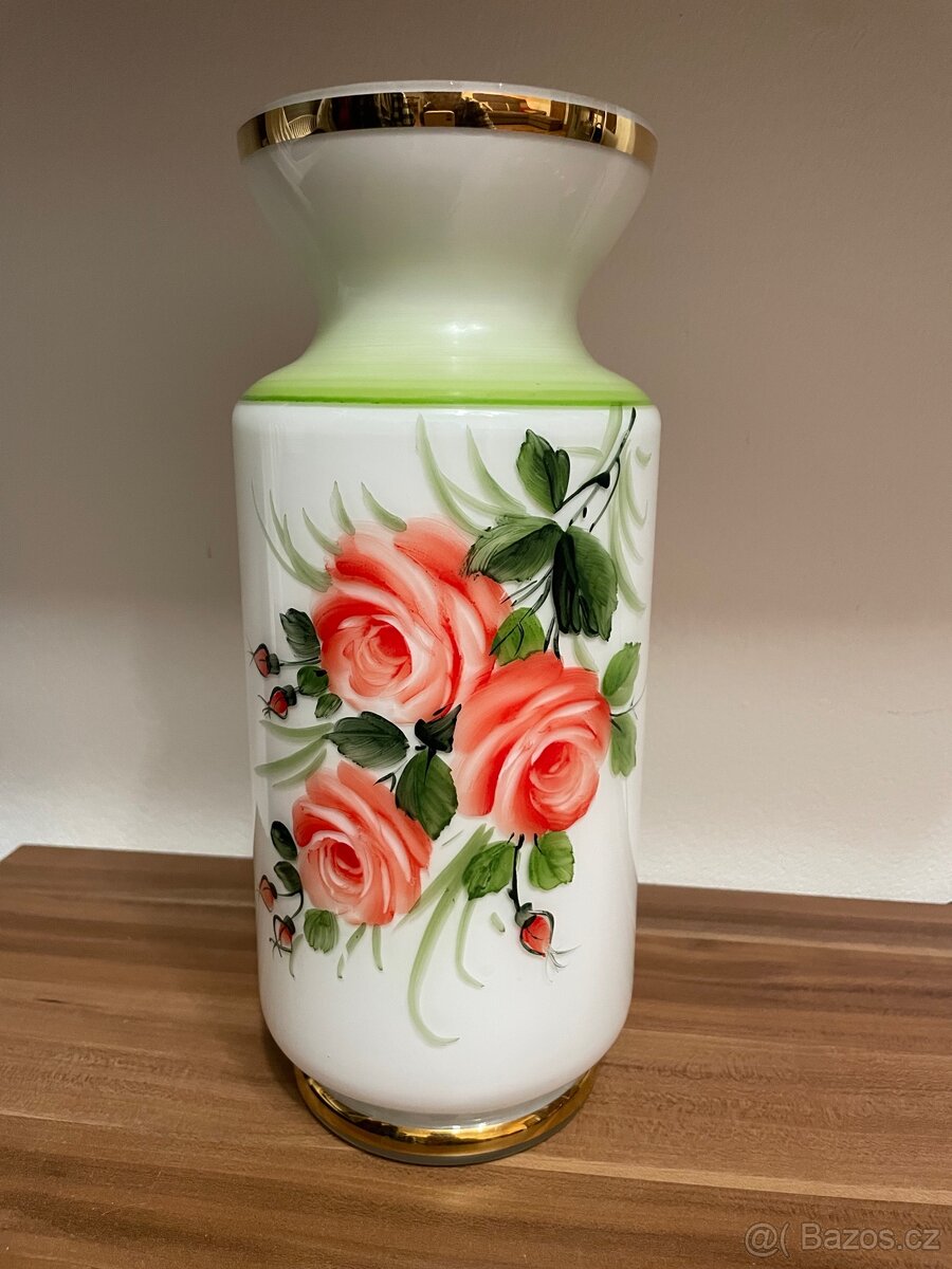 Ručně malovaná skleněná váza s pozlaceným okrajem