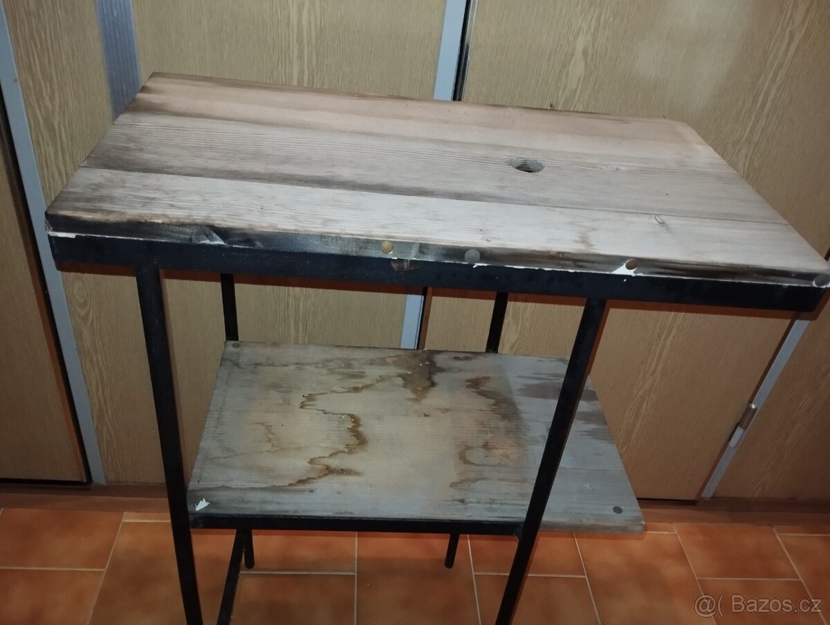 Železný stolek na propanbutanovou bombu