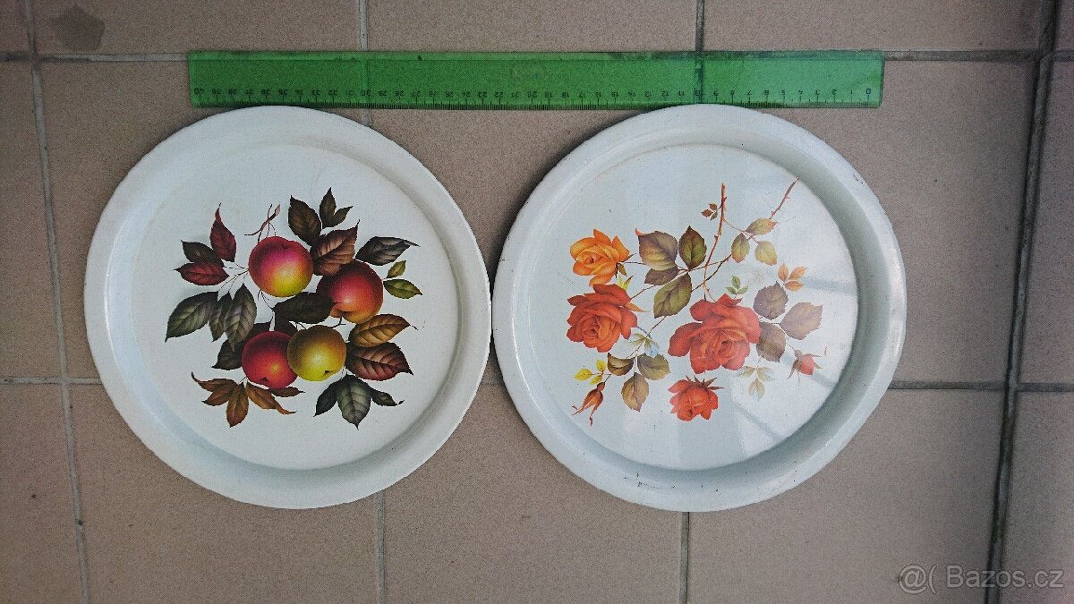 Retro malovaný kovový tác, 2ks