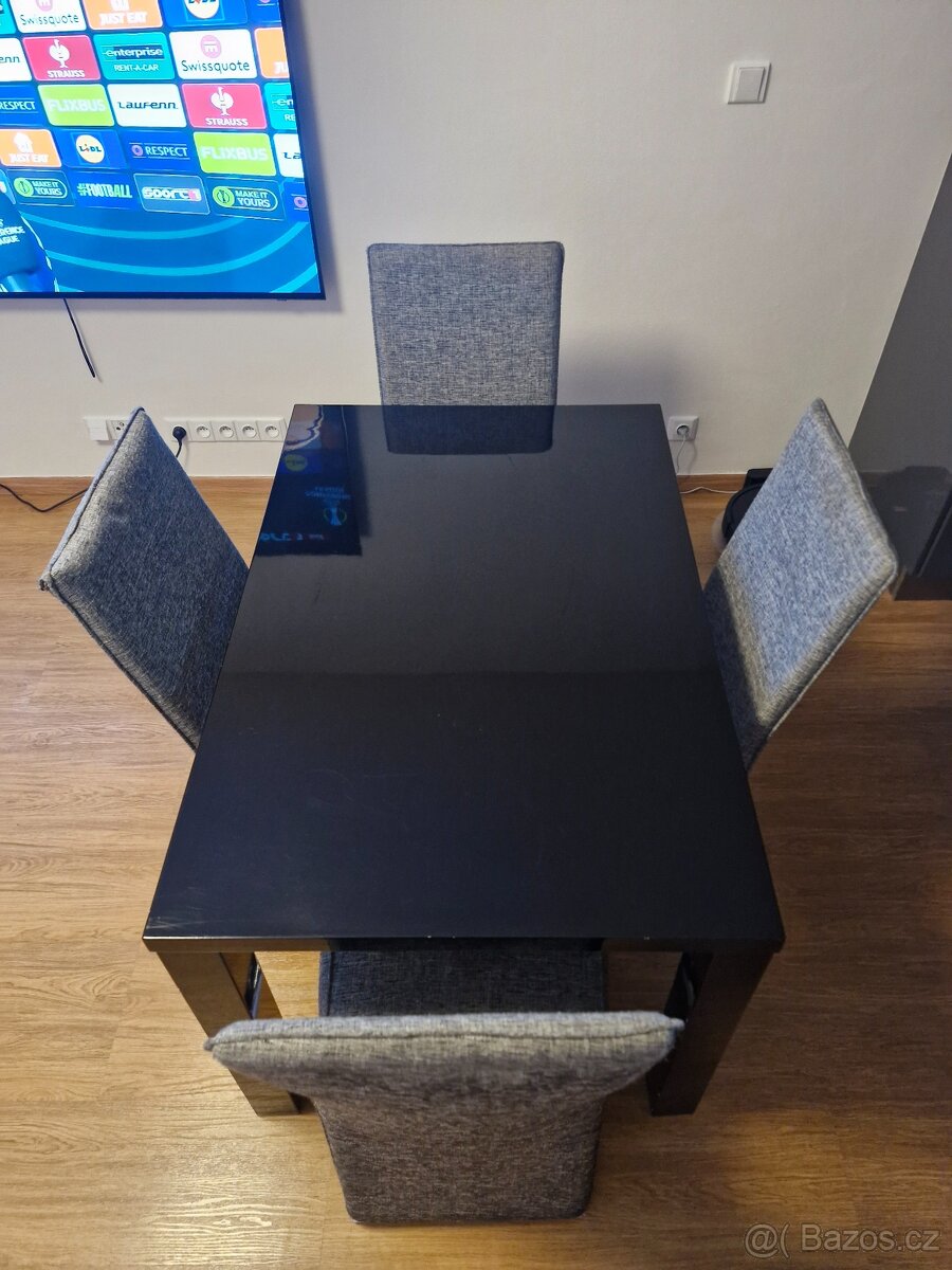 Jídelní stůl s židlemi