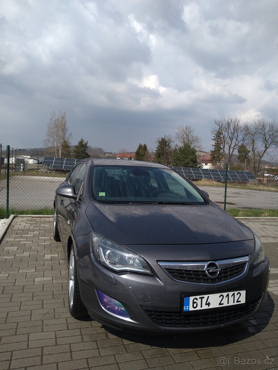 Opel Astra J 1.6 85kW + LPG (nová nádrž na LPG) - TOP VÝBAVA