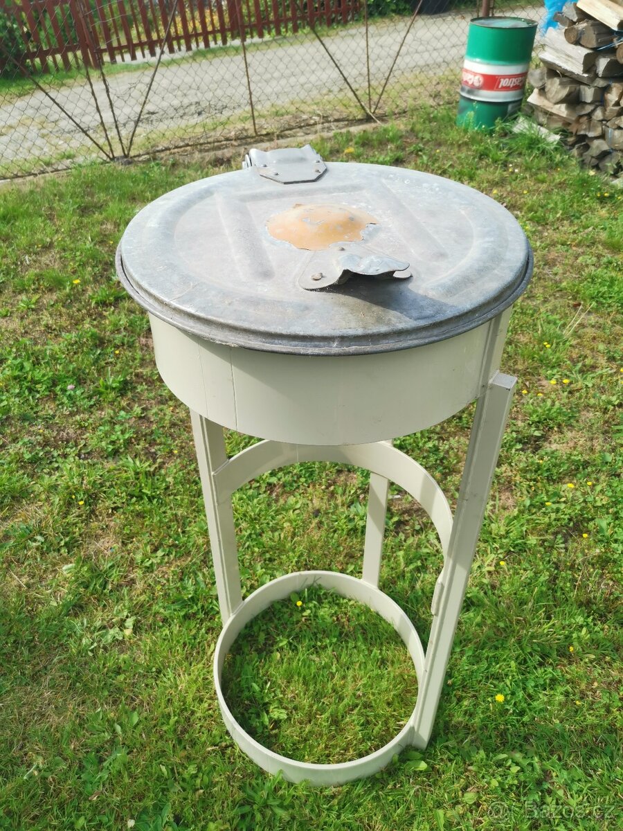 Stojan, držák na odpadkový pytel - víko z popelnice