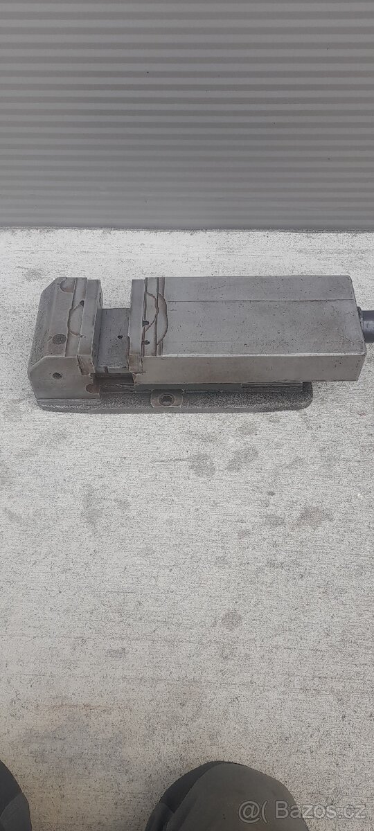 Strojní svěrák..160mm čelisti..