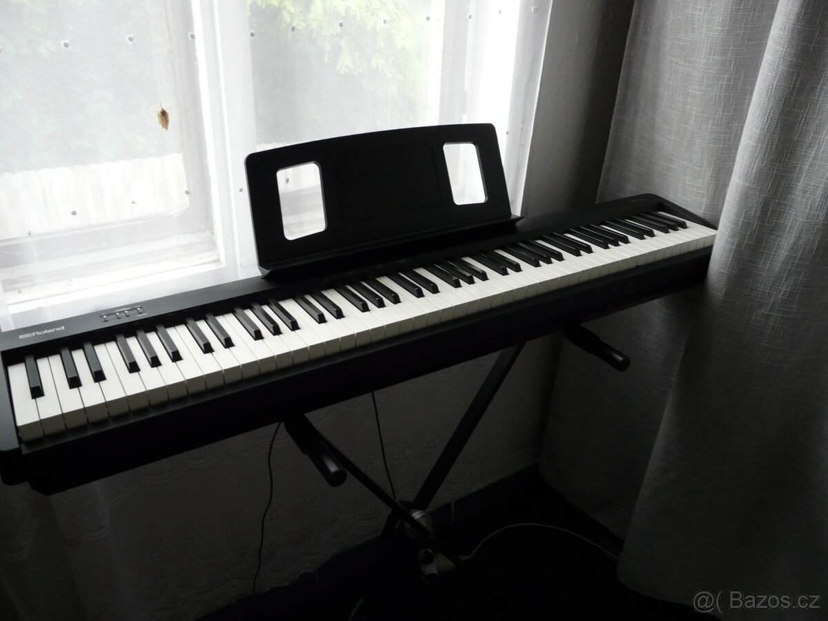 Roland FP-10 digitální piano s plně vyváženou klaviaturou