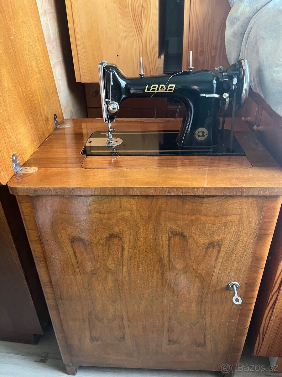 Retro šicí stroj Lada