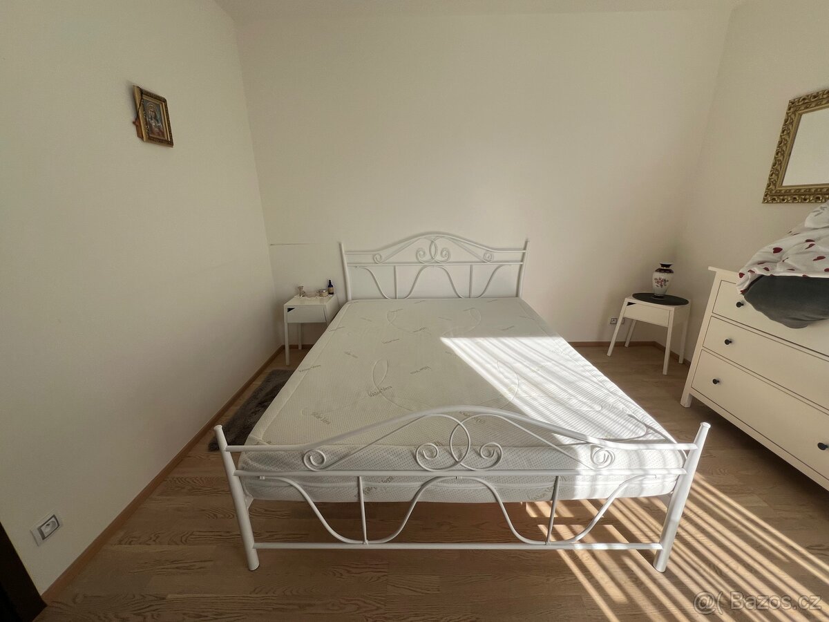 Postel+ortopedicka matrace (koupena za 15k) nocni stolky
