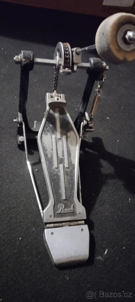 Pedál k basovému bubnu Pearl P-930 Demonator.