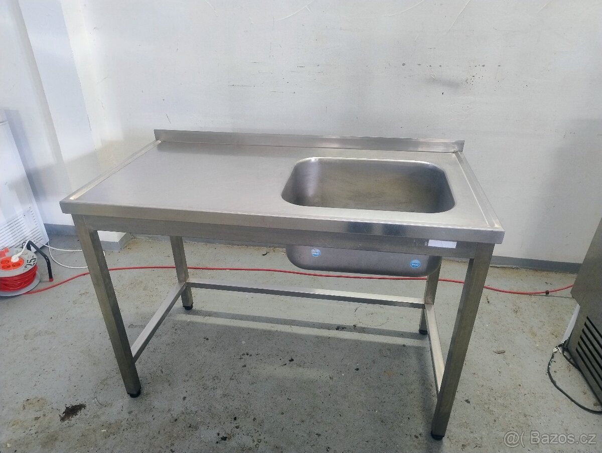 Nerezový stůl s dřezem