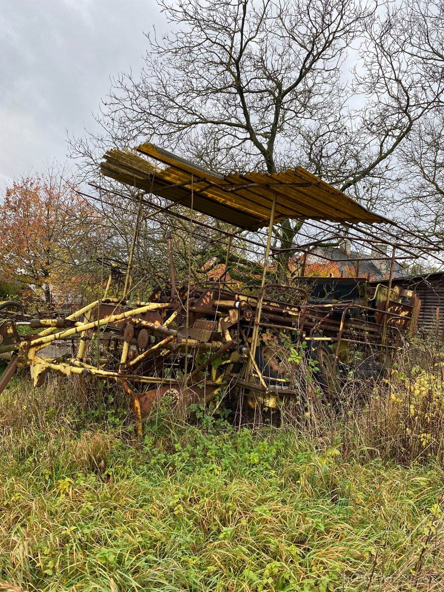 Starý bramborový kombajn