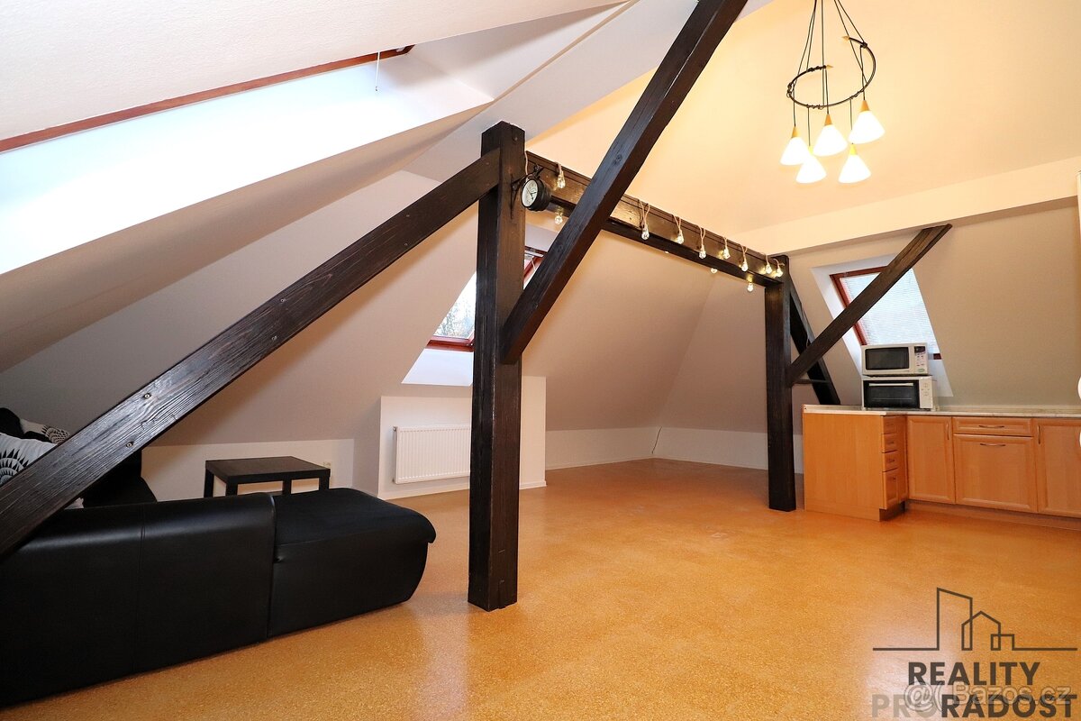 Pronájem unikátního podkrovní bytu 2+kk (77 m²), klimatizace