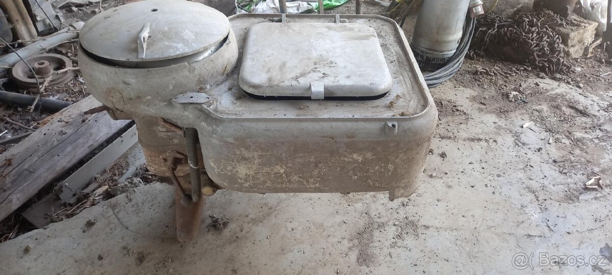 Stará pračka a ždímačka.