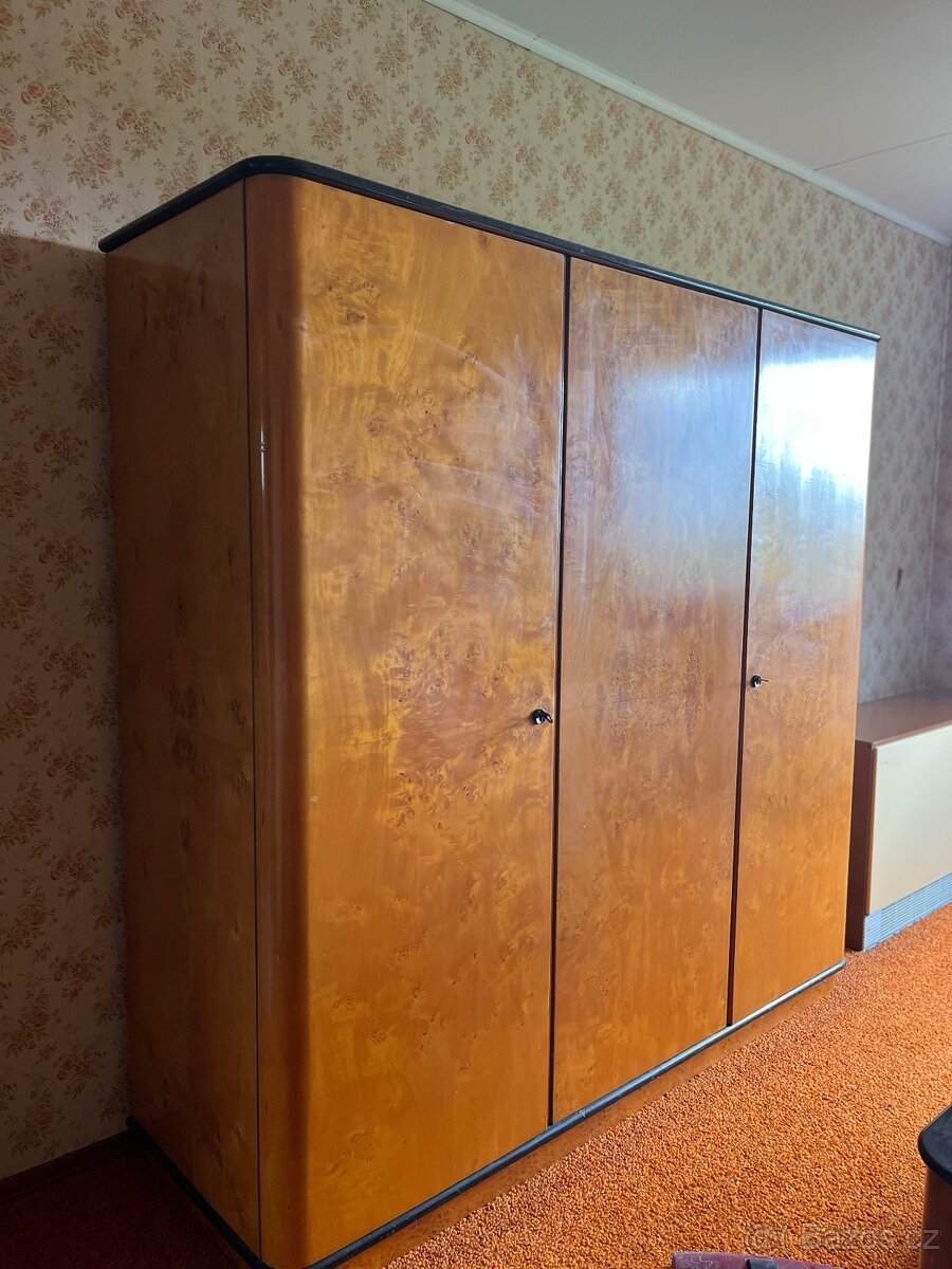 Nábytek stůl skříň židle komoda