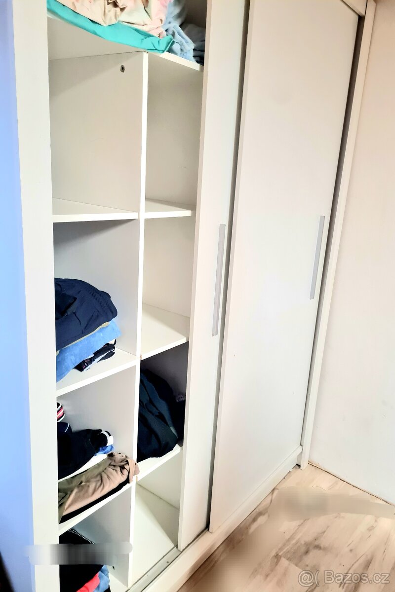 Skříň bílá wintige v dobrém stavu Málo využitá