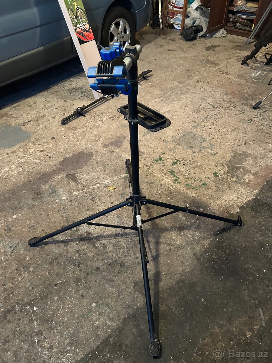 Montážní stojan na opravu kol