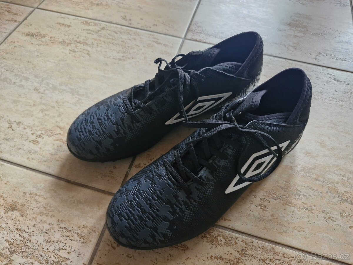 Chlapecké kopačky na umělý povrch UMBRO vel. 41