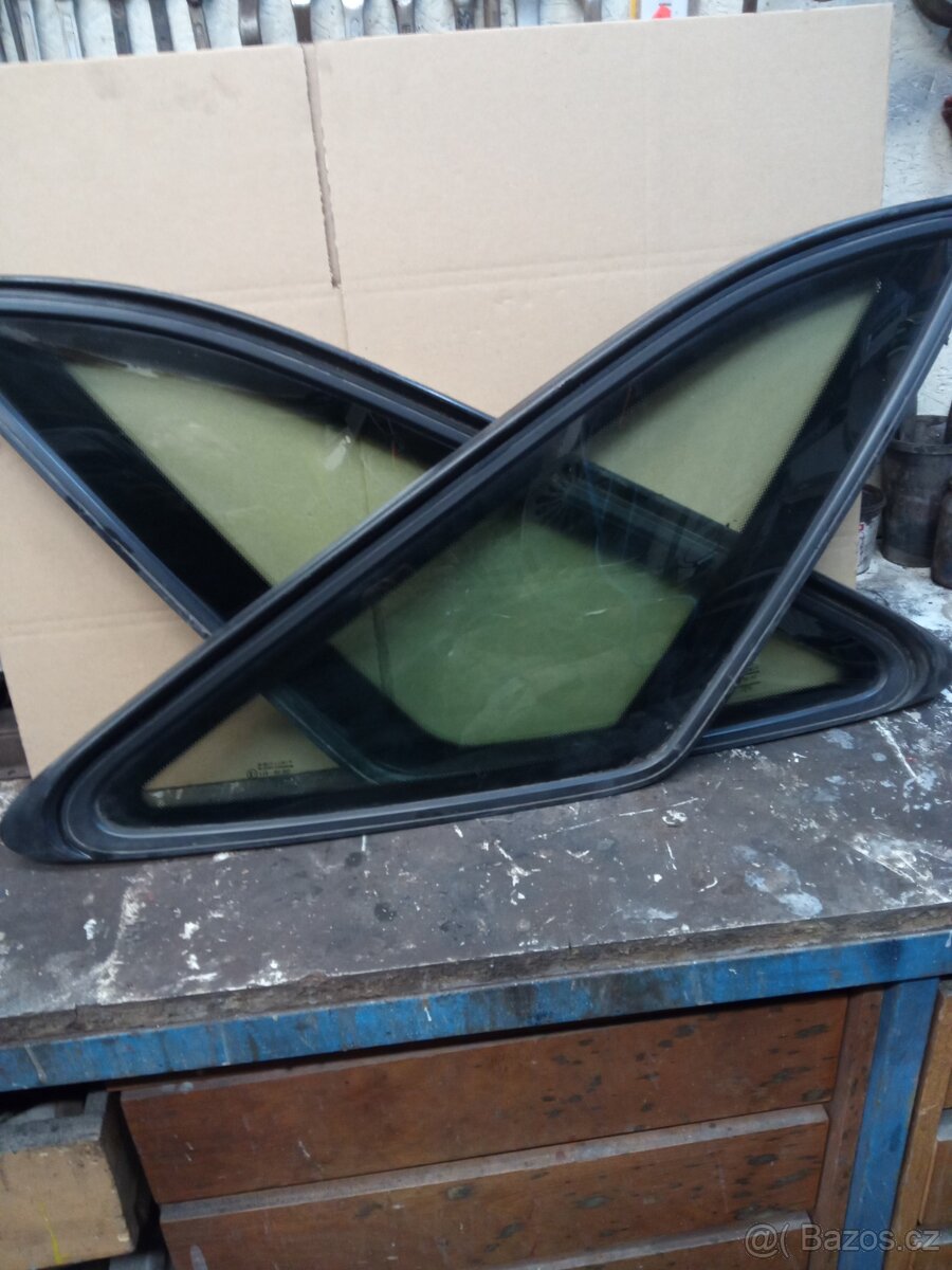 Zadni bočni trojuhelnikove okénka