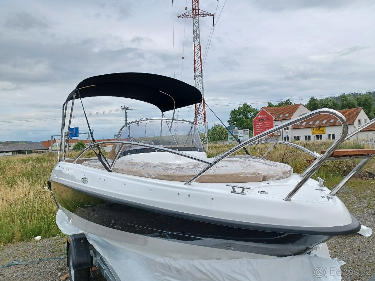 Motorový kajutový člun 560 Sun Deck
