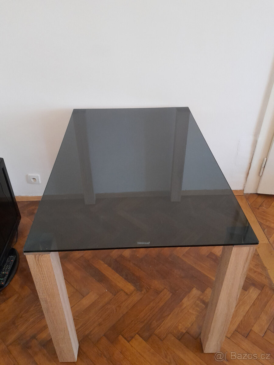 skleněný stůl