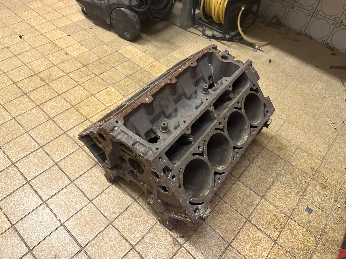 Blok V8 motor z Hummer H2