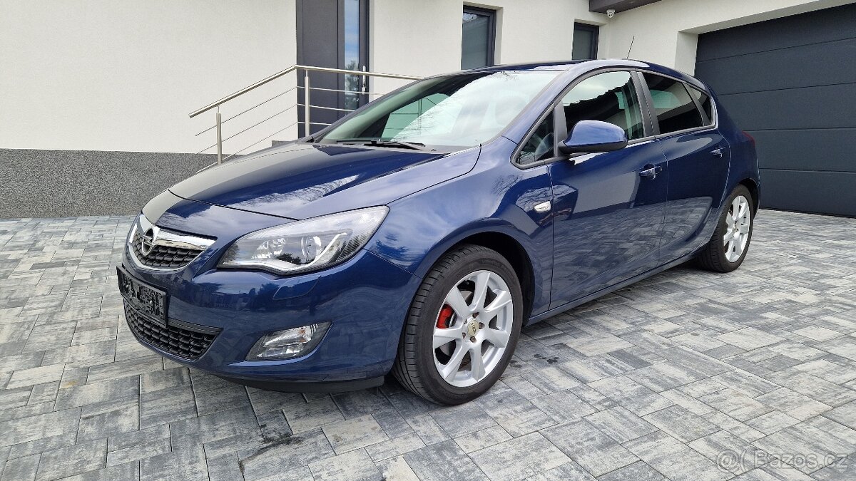 OPEL ASTRA J 1.4 16V 88KW.6 RYCHL.BI-XENONY.NAJETO 103 TIS.