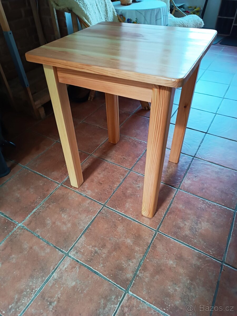 Stůl z masivu borovice 60x60 cm