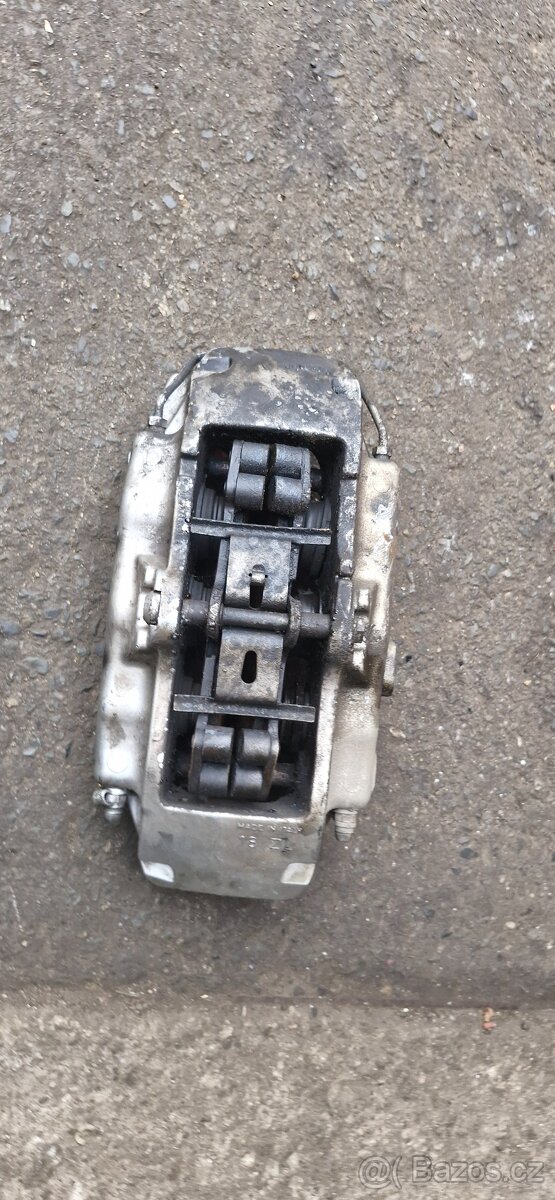 Levy predni brzdic audi Q7 4L
