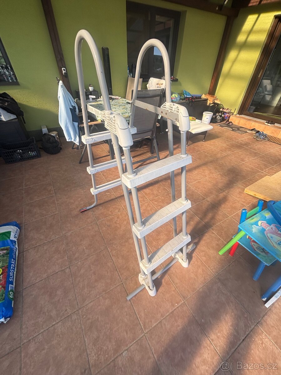 Schůdky k bazénu