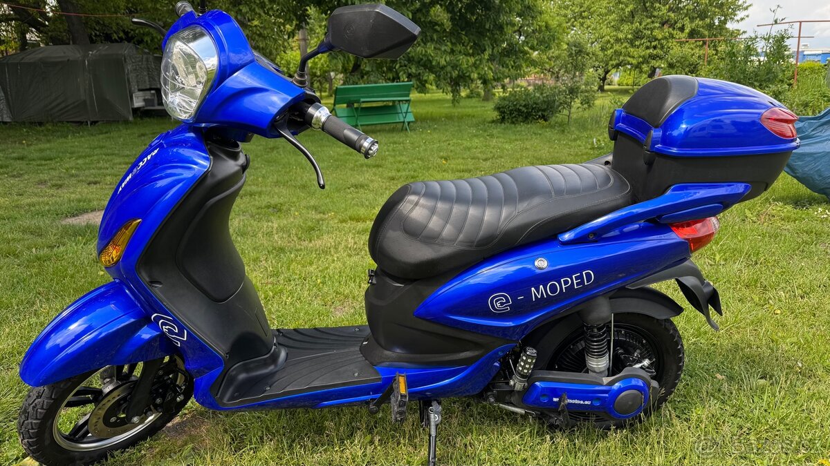 Elektrický skútr Racceway E-Moped