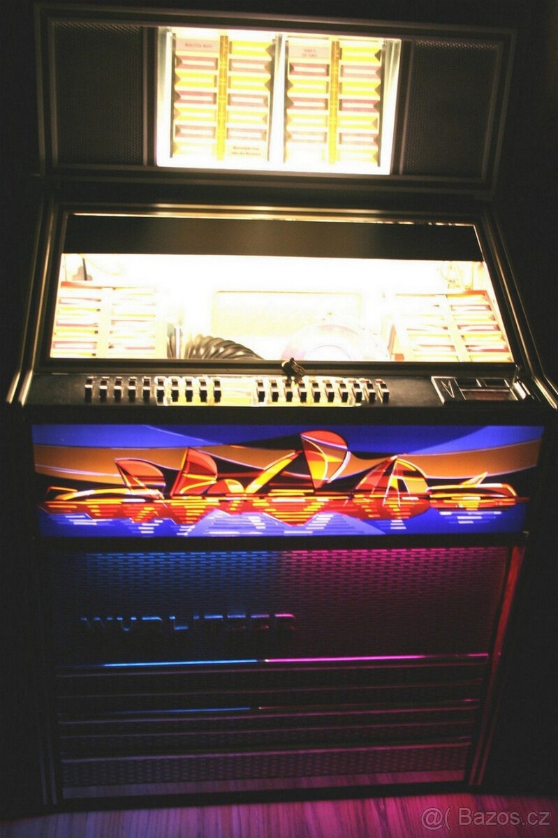 Krásný starý jukebox Wurlitzer Lyric ze 60. let