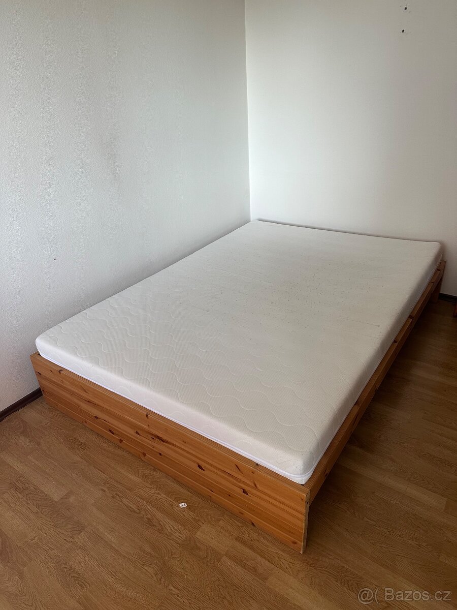 Postel s roštem a matrací