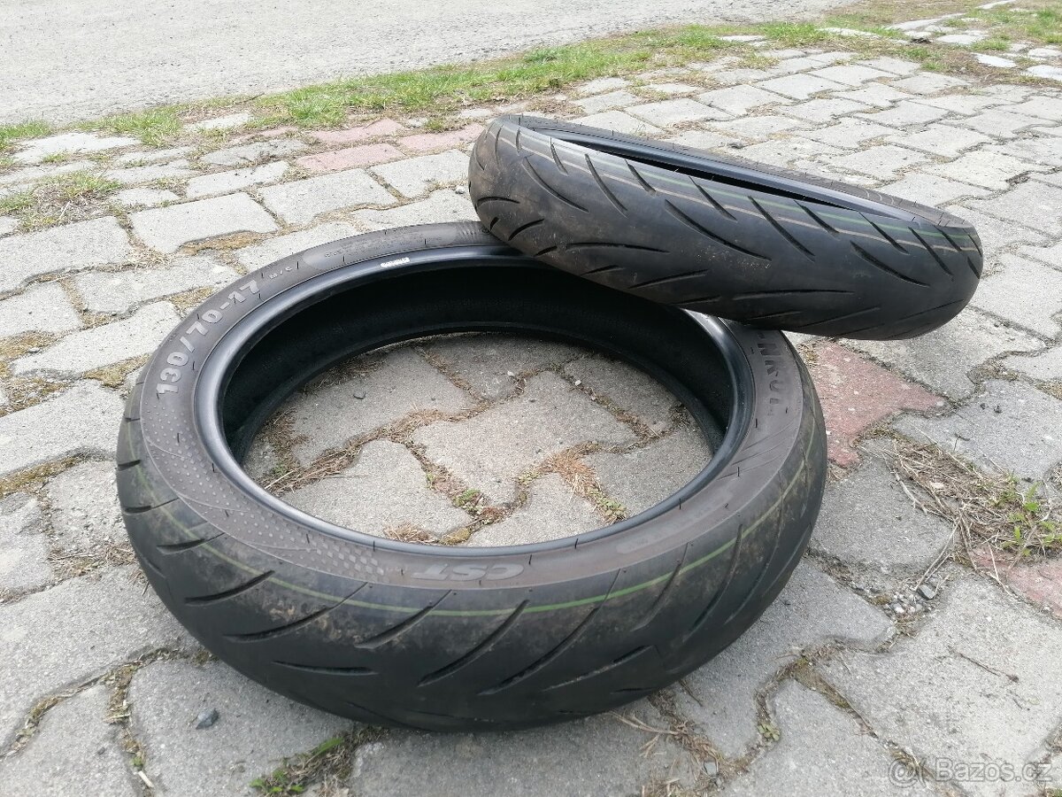 Pneu na motorku