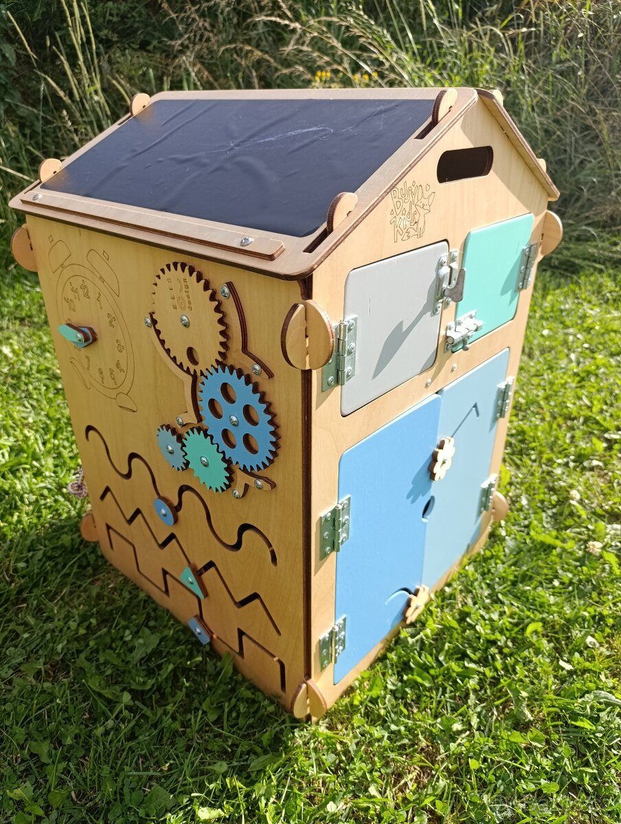 Dětský aktivity board domeček