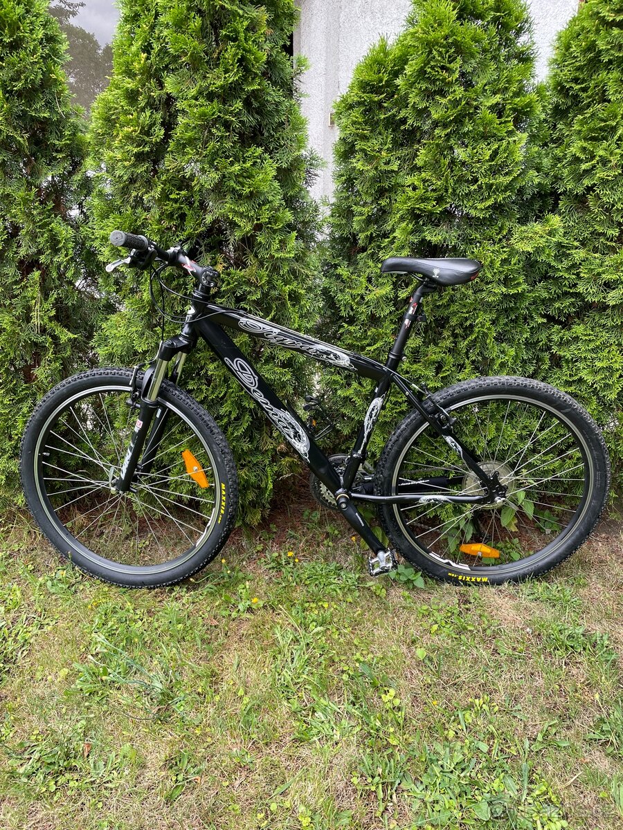 Horské kolo Dema – RockShox, Shimano Deore, TOP stav
