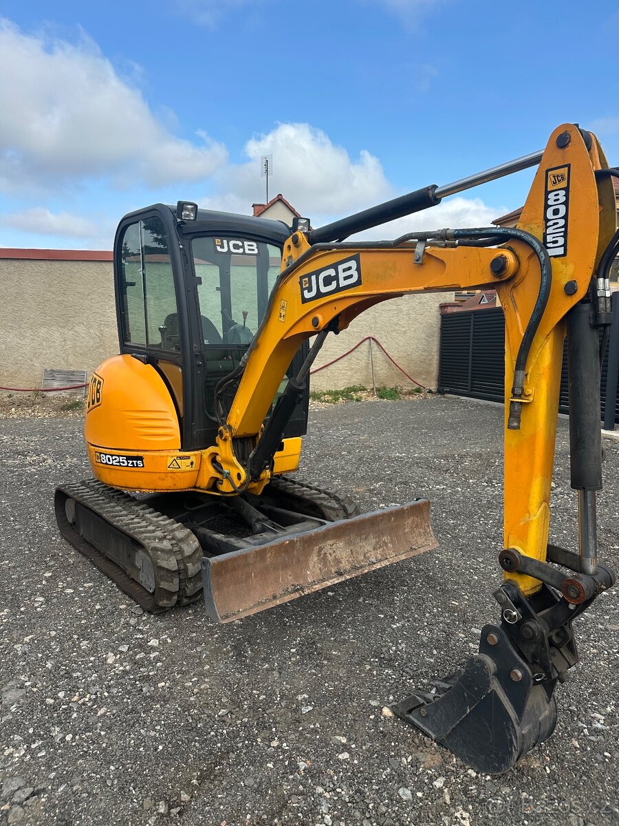 Pásový bagr JCB 8025