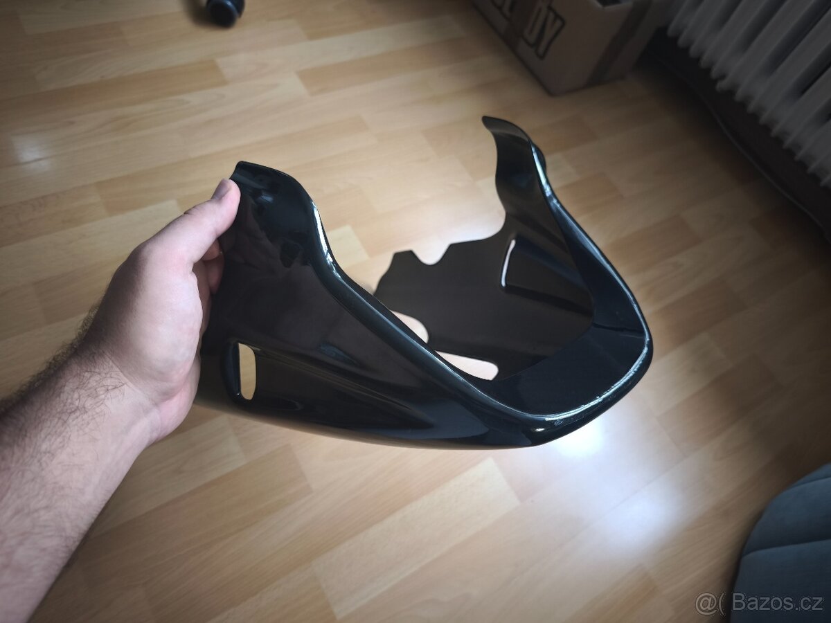 Klín/spoiler pod motor.
