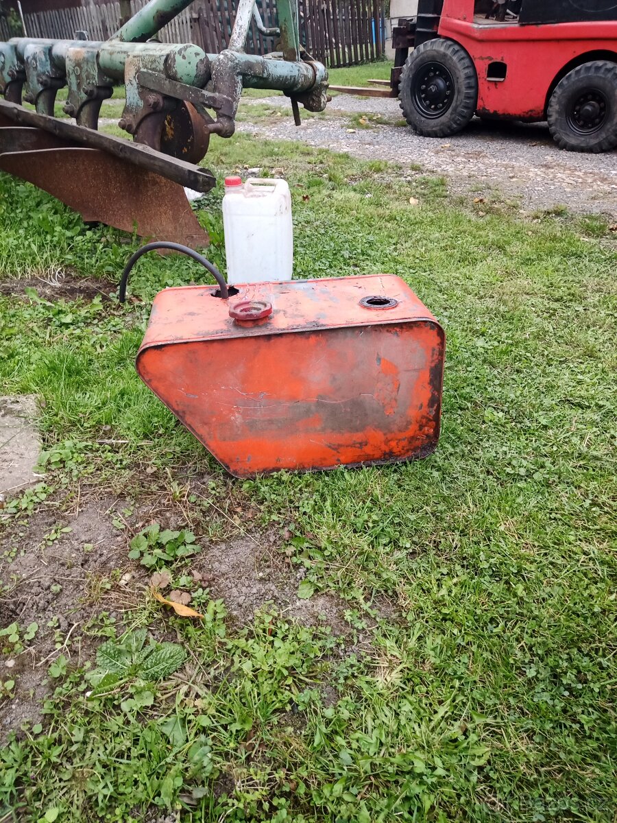 Koupím naftovou nádrž na VZV Desta 1622