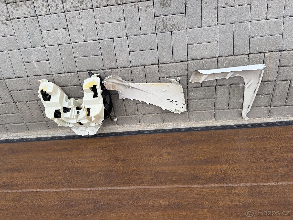 Peugeot satelis 125 rs přední světla s plasty