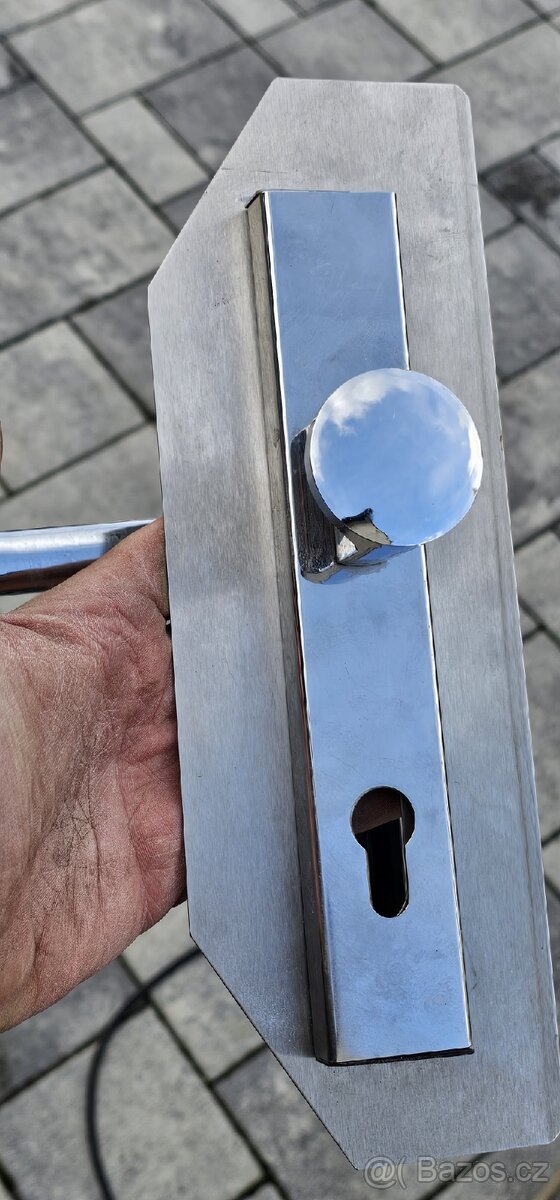 Bezpečnostní kování na vstupní dveře