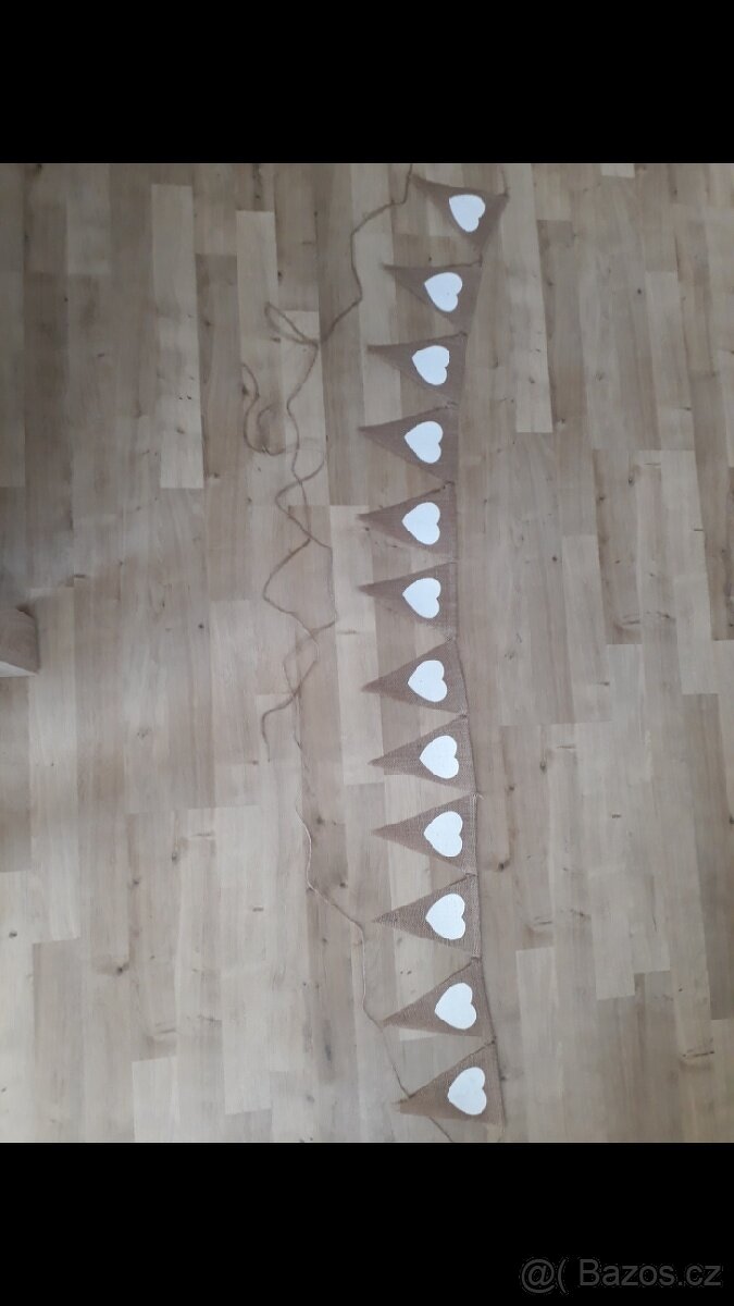 Jutové dekorace a podvazek