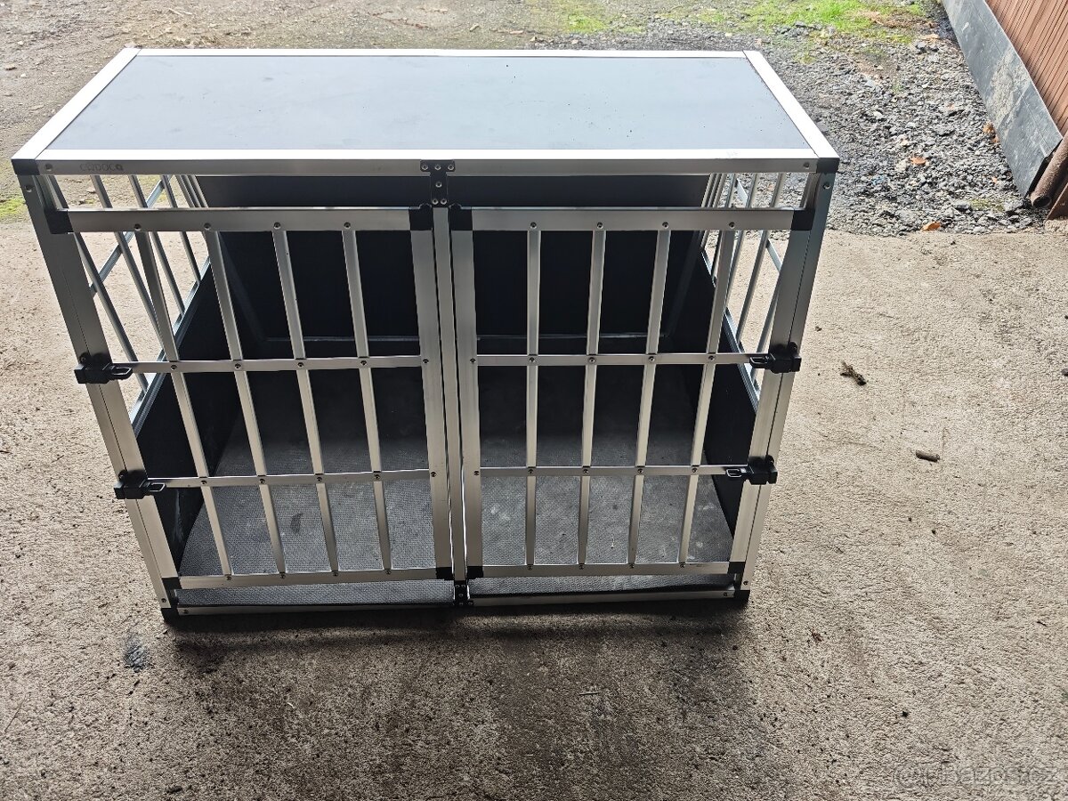 Klec pro přepravu psů v autě