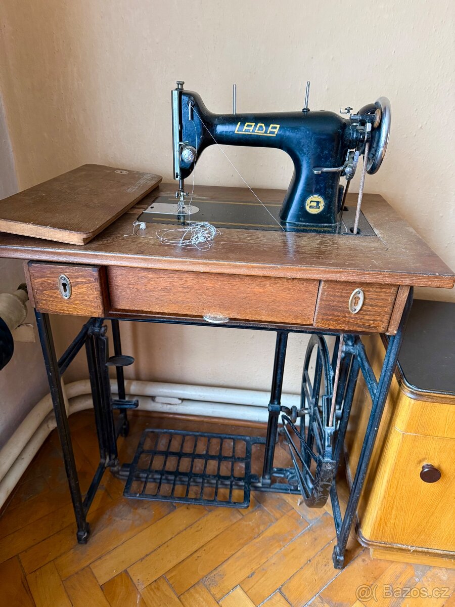 Šicí stroj Lada
