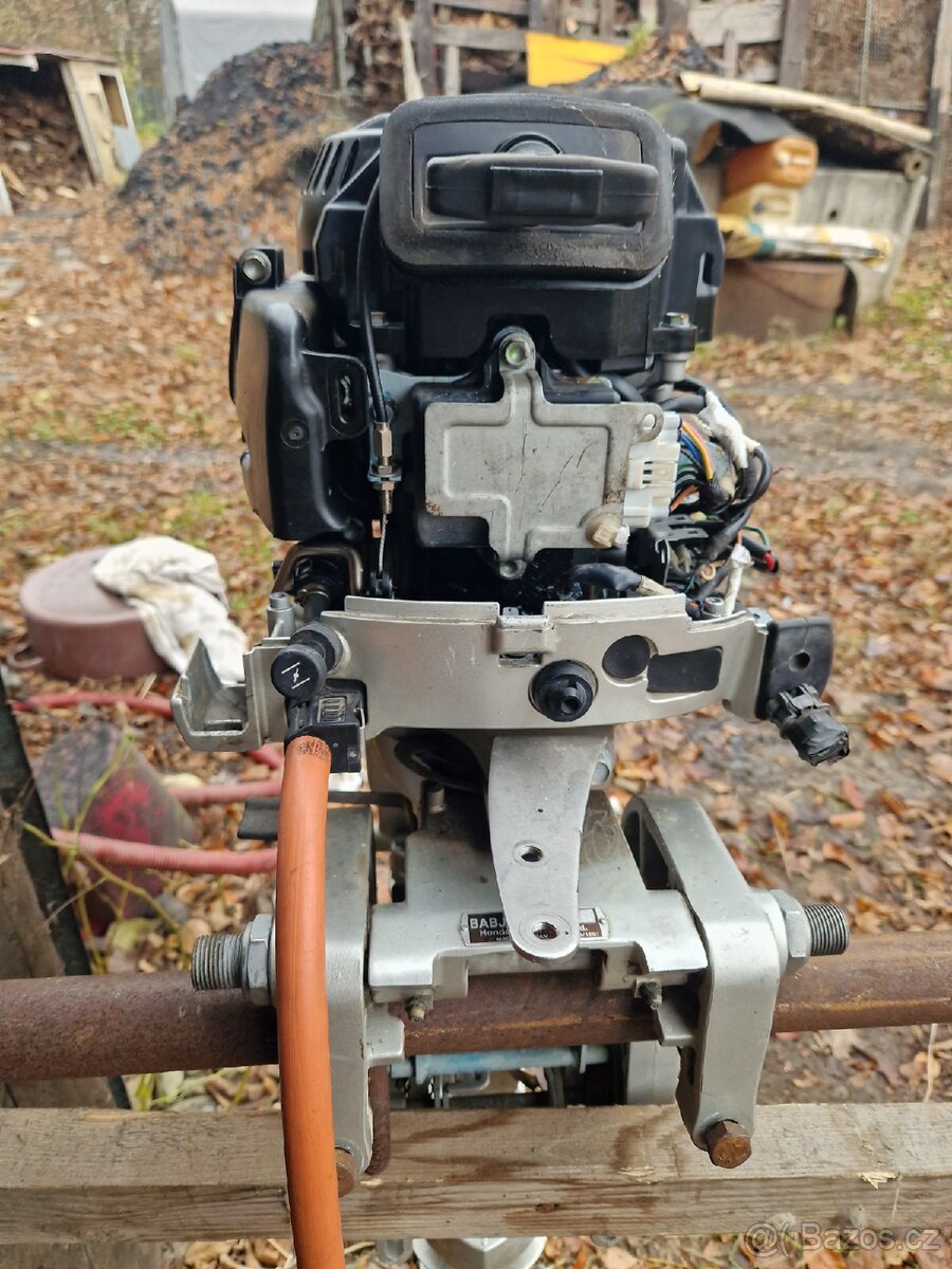 Prodám lodní motor.