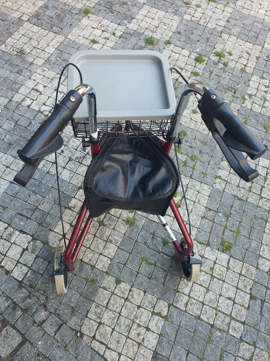 seniorské chodítko s příslušenstvím, taška, košík