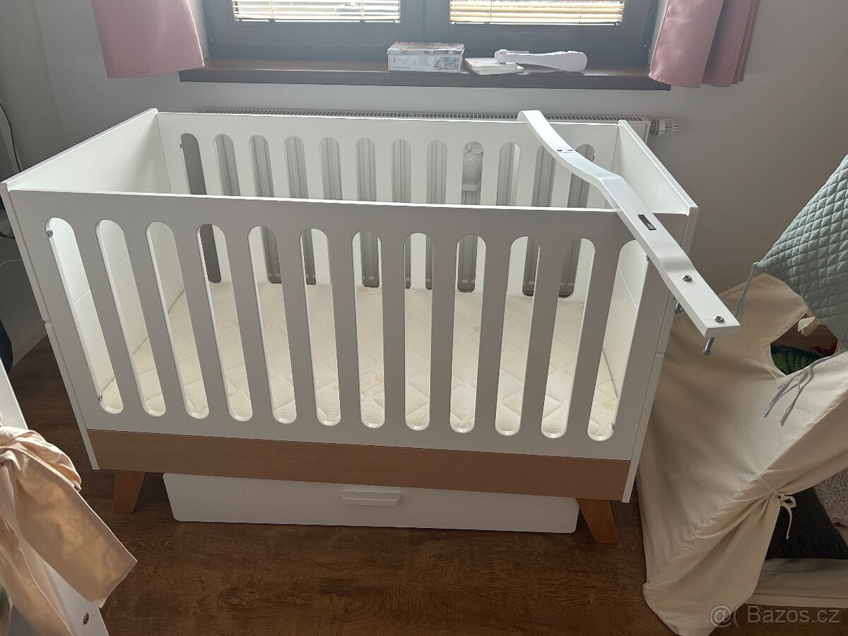 Dětská postýlka s nebesy